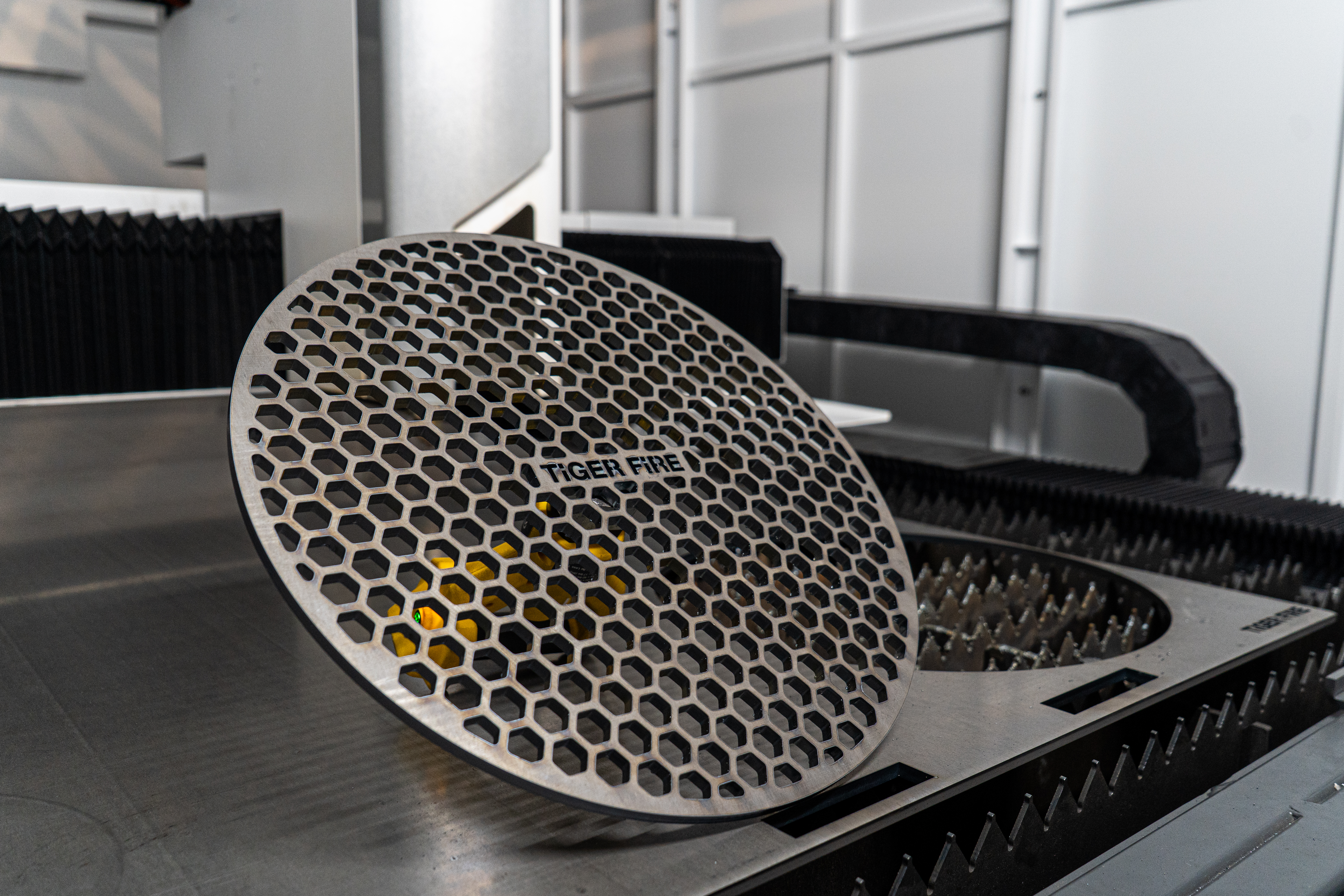 BBQ rooster gesneden met de Bodor platenlaser