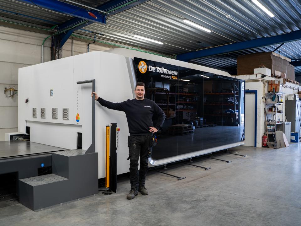 Zaakvoerder Jelle Vlaeminck voor zijn Bodor C4 12kW platenlaser met wisseltafel.